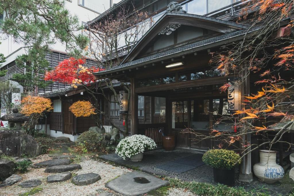 Yatsusankan Entrance Autumn Garden