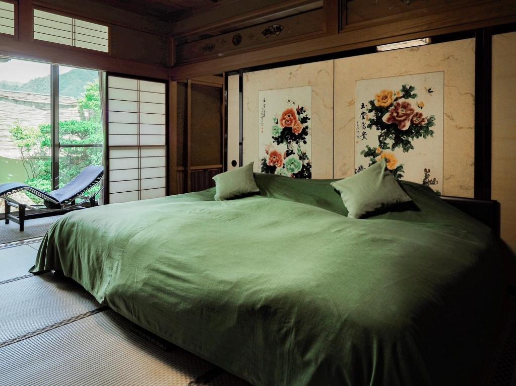 Yatsusankan Tatami Room Bed Garden View