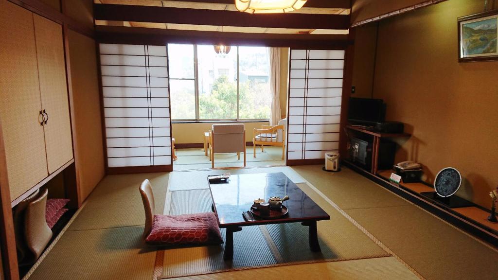 Yokikan Hotel Tatami Room Shoji Screen