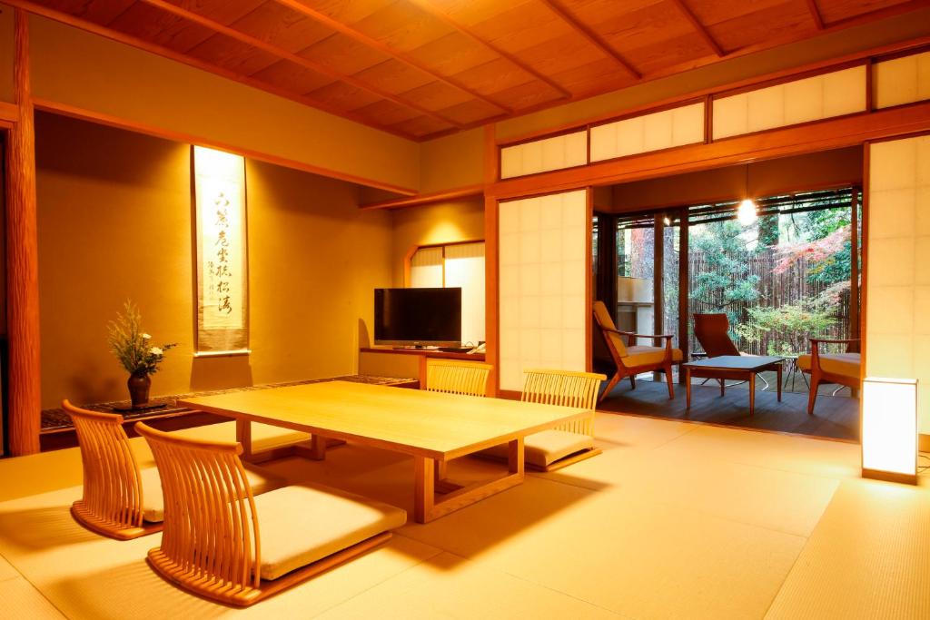 Yoshidaya Sannoukaku Tatami Room With Garden View