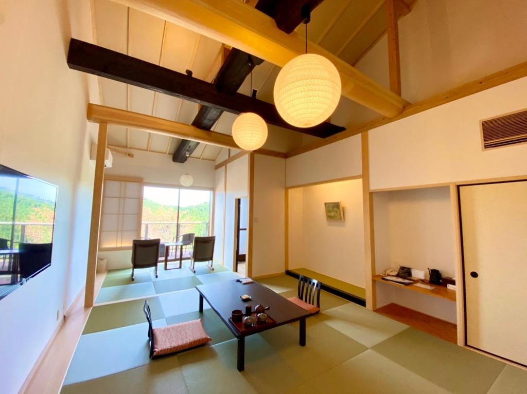 Yoshinoso Yukawaya Tatami Room And Paper Lanterns