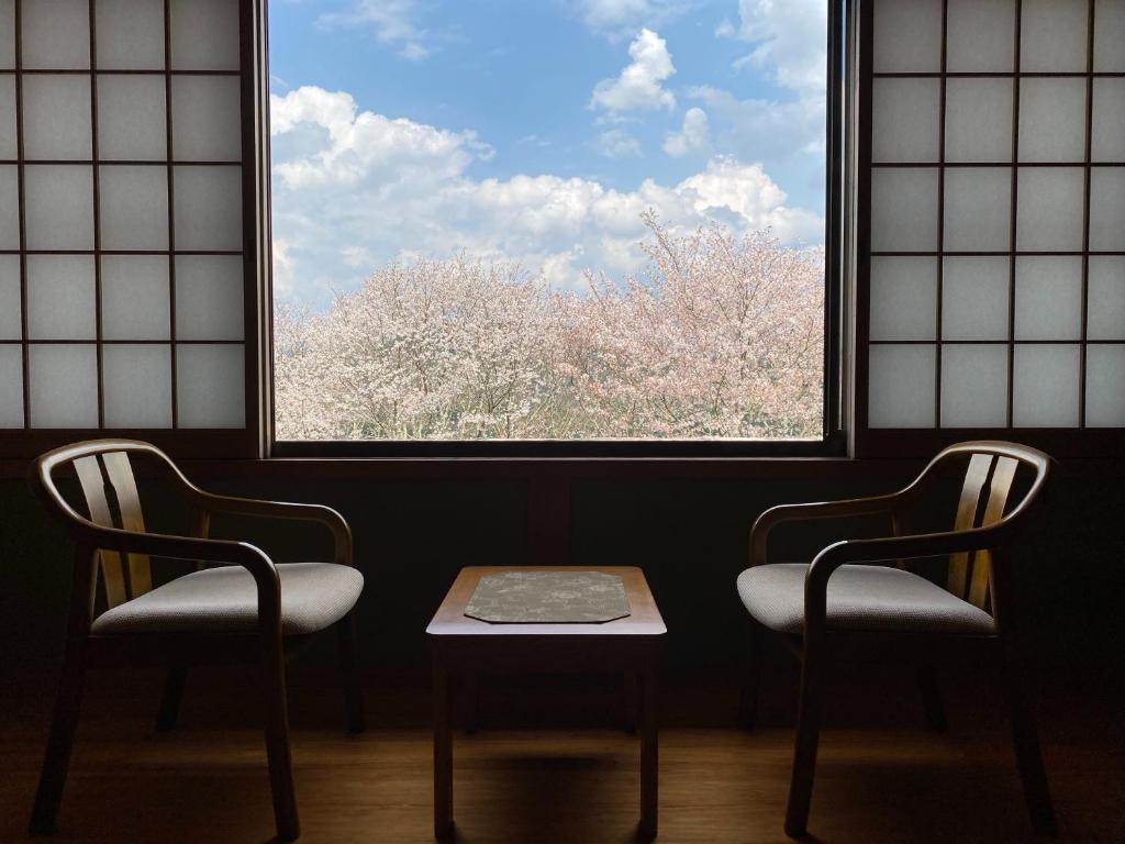Yoshinoso Yukawaya Window Chairs Sakura