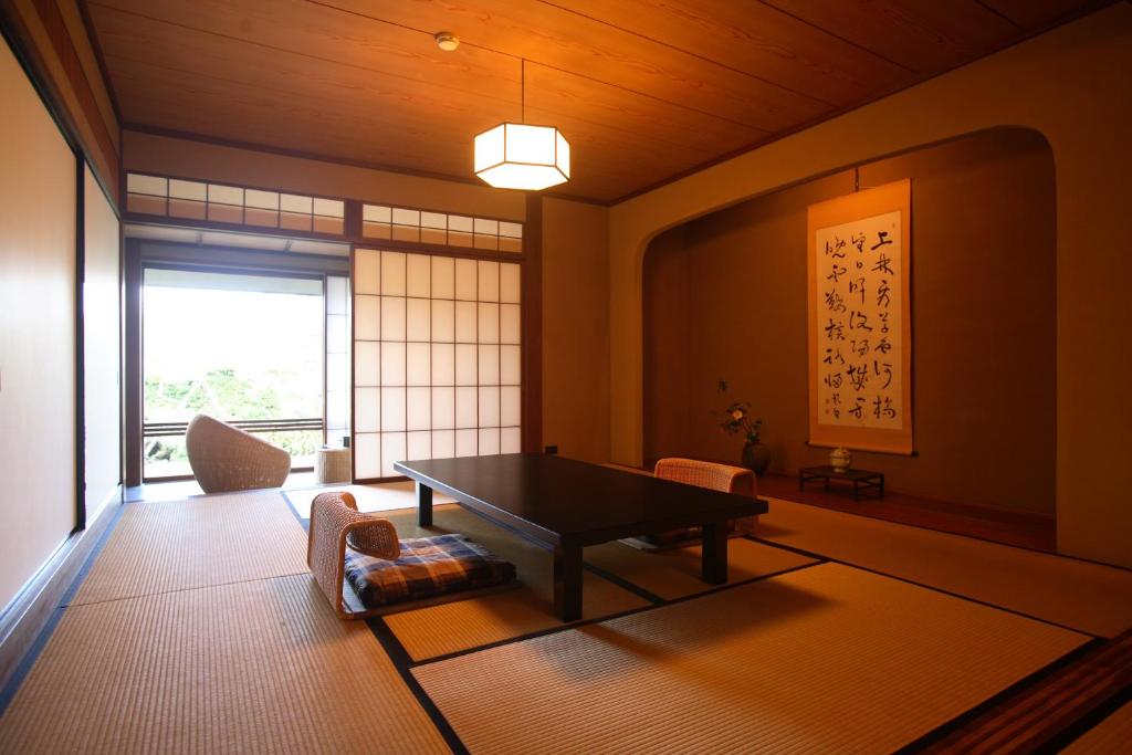 Yoyokaku Tatami Room With Table And Calligraphy