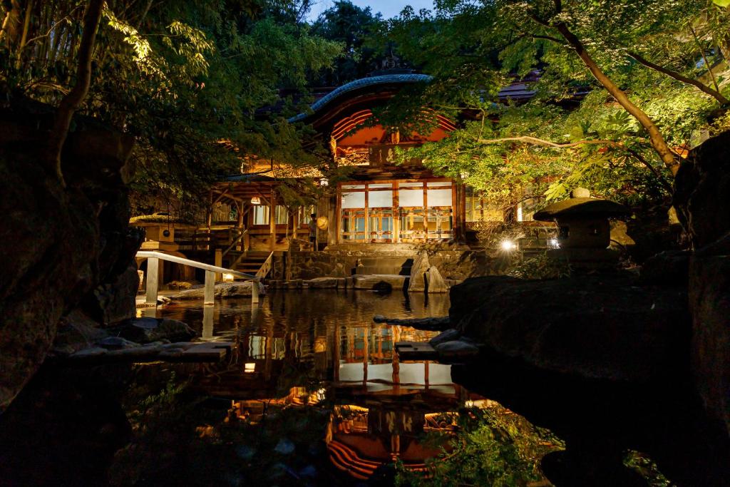 Yudanaka Onsen Yorozuya Exterior Garden Night