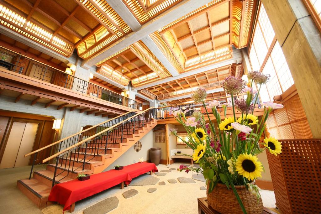 Yudanaka Onsen Yorozuya Interior Flower Arrangement