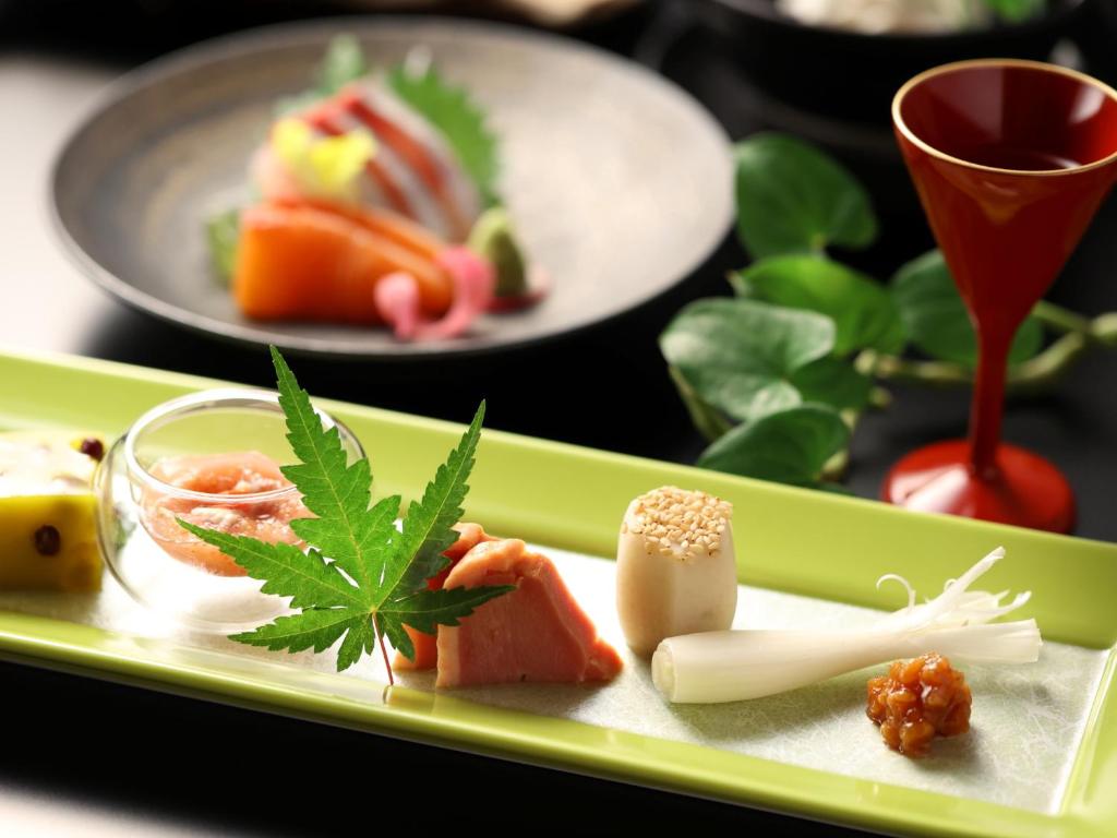 Yudanaka Onsen Yorozuya Kaiseki Dish
