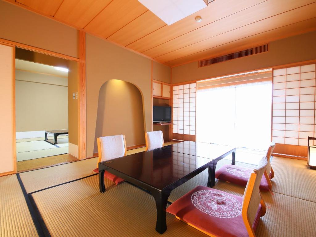 Yudanaka Onsen Yorozuya Tatami Room