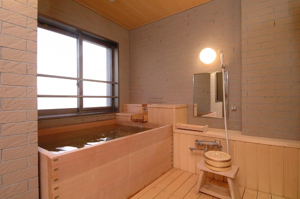 Yunohama Hotel Onsen Bathroom