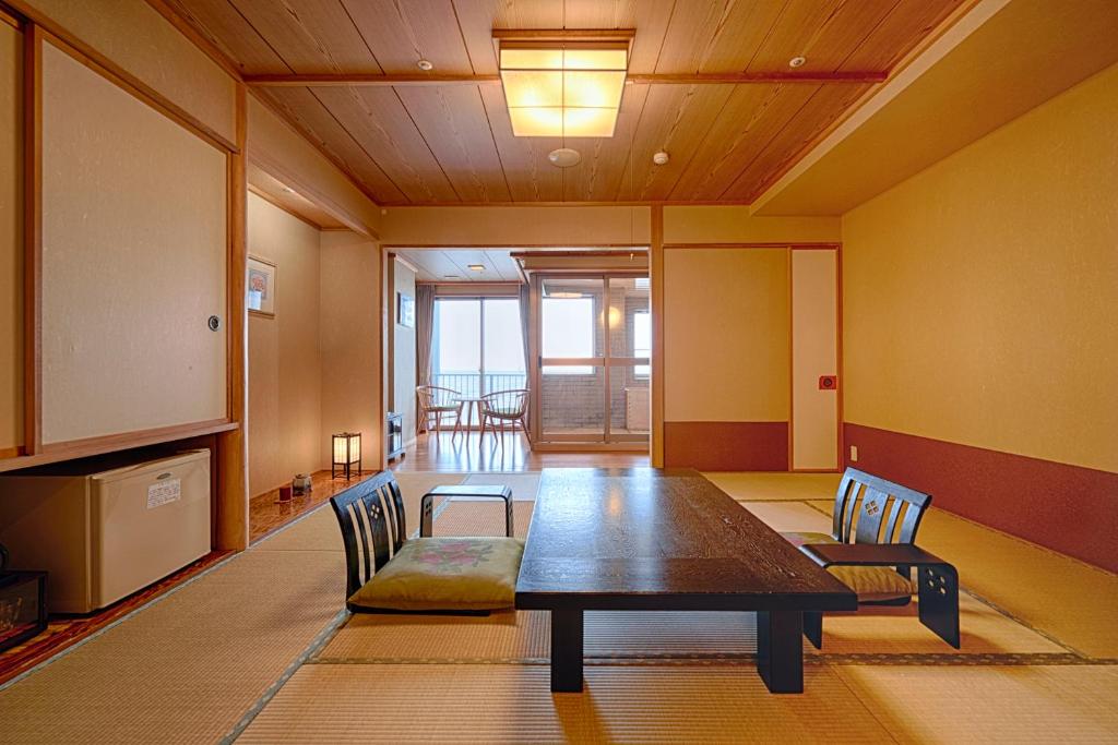 Yunohama Hotel Tatami Dining Room