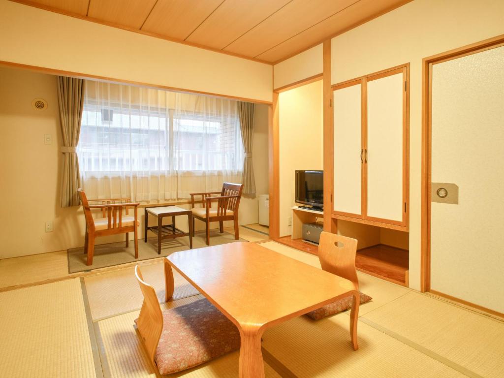 Yunohama Hotel Tatami Room Table Chairs
