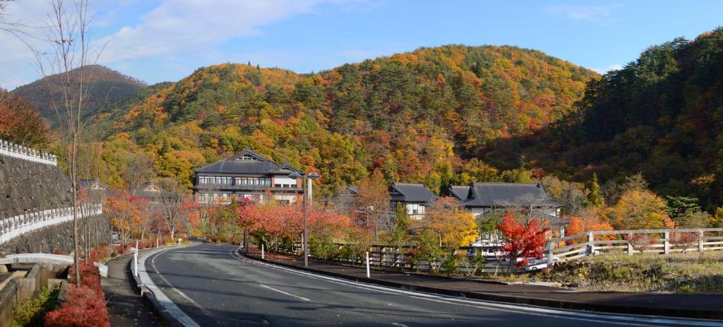 Yuukaen Autumn Mountain Road