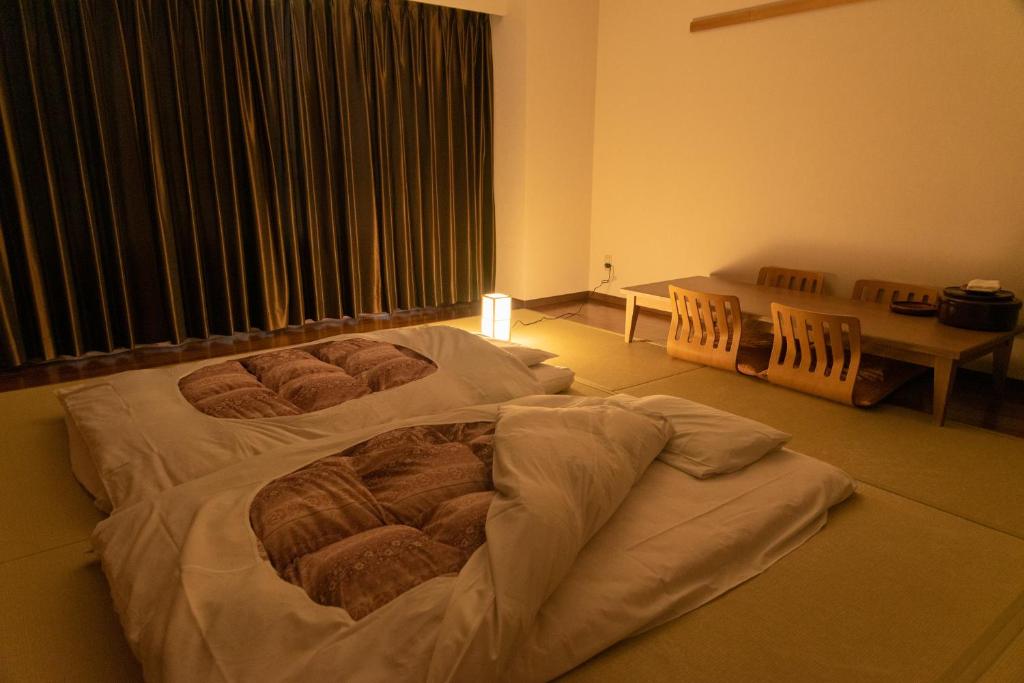 Yuzawa Toei Hotel Tatami Room Futons Lamp
