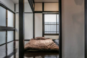 Literie futon dans une chambre étroite de style traditionnel