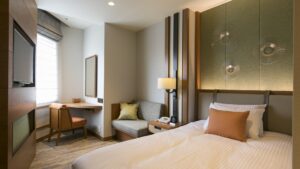 配有床、书桌和小沙发的客房