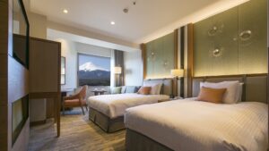 带山景窗户的客房内双床