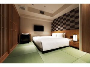Twin beds on tatami flooring in a guest room