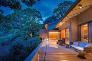 森の景色を望む、ソファ席付きのバルコニー