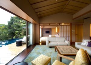 開いたテラスドアのそばにソファがあるリビングエリア