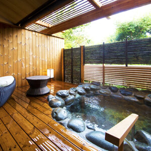 木製テラスにある専用露天石風呂