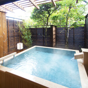 庭の柵に囲まれた専用露天木風呂