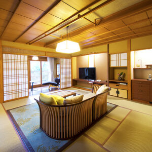 ソファ席とテレビのある畳の部屋