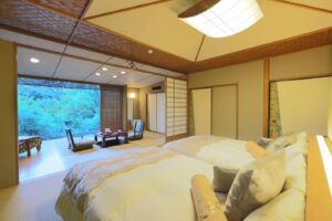 窓際のシーティングエリア付き和室のツインベッド