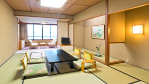 낮은 테이블과 좌식 의자가 있는 다다미 객실