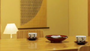 起居区内摆有茶杯的矮桌