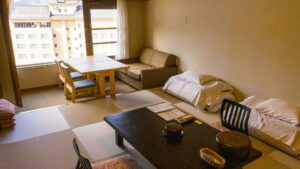 铺有被褥的榻榻米客房，配有桌子和沙发