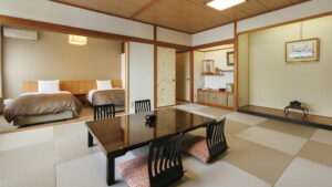 榻榻米客房，设有矮桌，后方有床铺