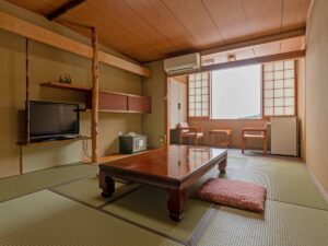Chambre en tatami avec table basse et chaises près de la fenêtre