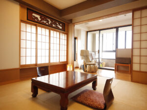 Chambre en tatami avec table basse et chaises de sol