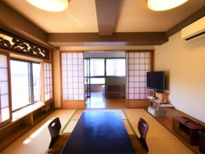 Chambre en tatami avec table basse et chaises de sol
