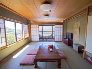 Chambre en tatami avec table basse et coussins de sol