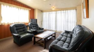 低矮桌子周围的沙发和扶手椅