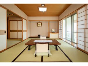 带矮桌和席地座位的榻榻米房间