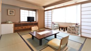 带矮桌和窗边座位区的榻榻米客房