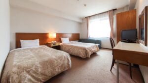 带书桌和沙发的客房内双床