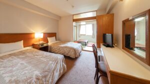 带书桌区的客房内双床