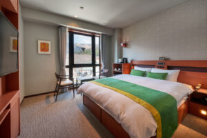 Letto accanto alla finestra e sedia nella camera