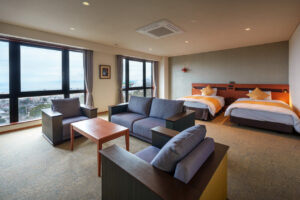 Camera con letti singoli e area salotto