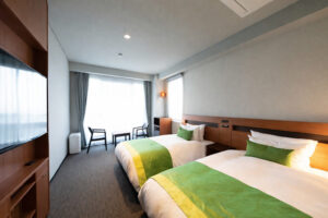 Due letti in una camera luminosa