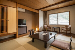 低いテーブルと椅子、窓のある畳の部屋