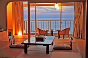 ローテーブルと座布団、椅子のある畳の客室