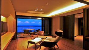 Chaises et ottoman face à la vue sur l’océan depuis le balcon