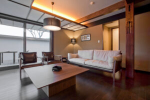 Espace de vie avec canapé, chaises et table basse