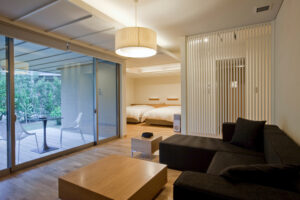 Espace de vie avec canapé, table et chambre au fond