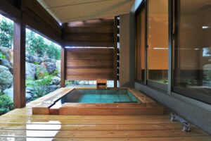Bain extérieur privé en bois sur le balcon