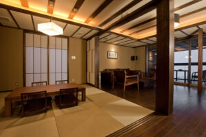 Coin salon en tatami avec table basse et chaises