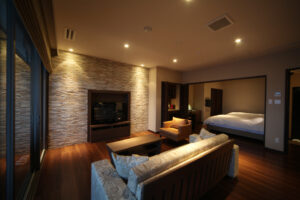 Camera con divano, tavolo e zona letto